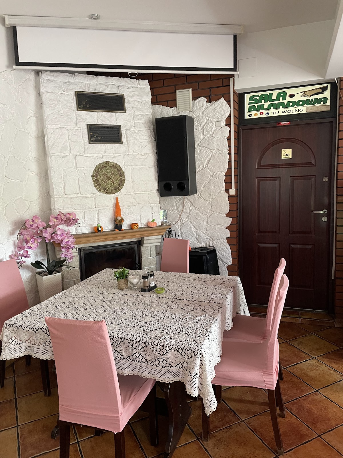 Wnętrze baru z kominkiem